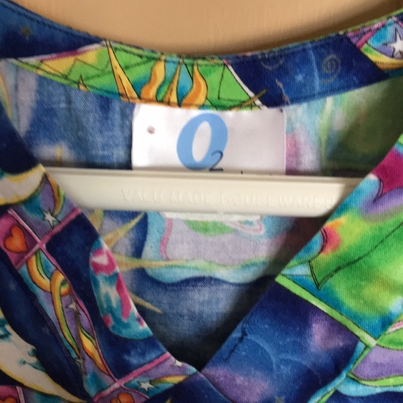 Scrub Top Celestial Design - Picture 3 of 3